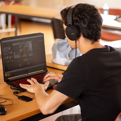 Apprenant chez StarTech Normandy face à son ordinateur