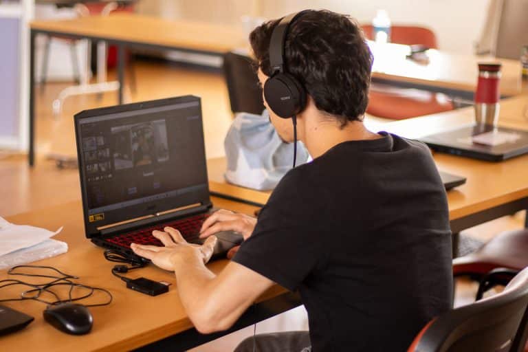 Antoine (ancien apprenant chez starTech) face à son ordinateur