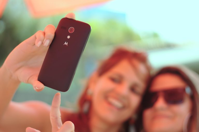 Illustration - 2 personnes réalisant un selfie